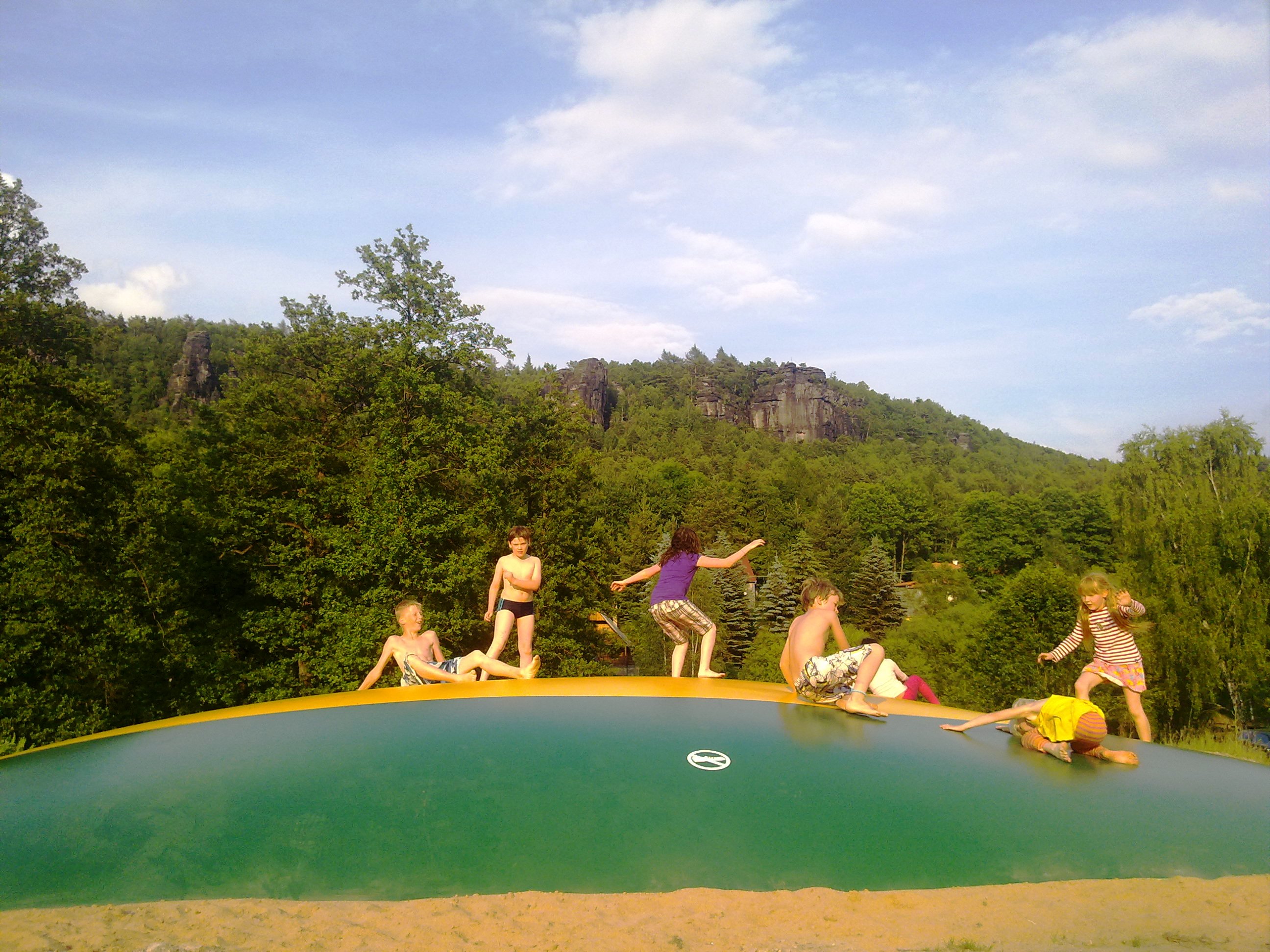 Děti na trampolíně u Hotelu Ostrov